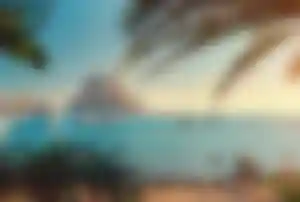 Küste von Ibiza mit Es Vedrà und türkisblauem Mittelmeer für Last Minute Spanien Urlaub