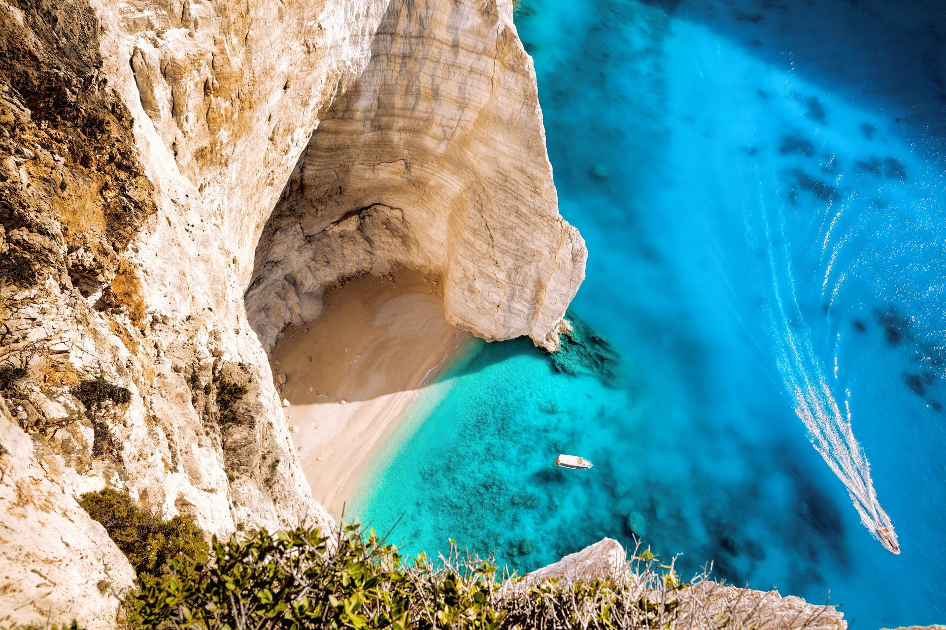ALT Tag: Navagio Beach auf Zakynthos mit Felsklippen und türkisfarbenem Meer