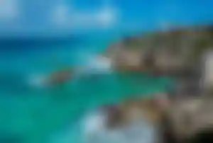 Felsküste und türkisblaues Meer auf Isla Mujeres vor Cancún