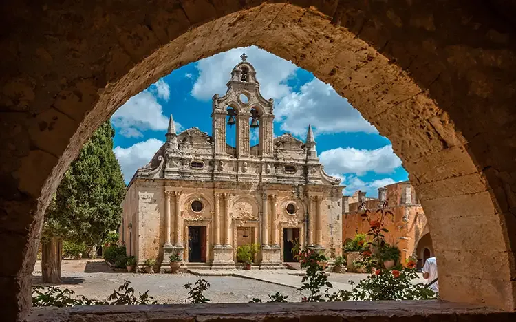 Historisches Kloster Arkadi auf Kreta, gesehen durch einen Steinbogen.