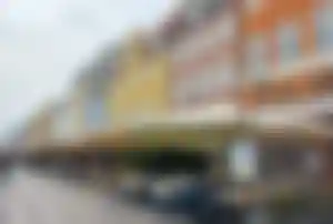 Bunte Häuser und Restaurants im Nyhavn Kopenhagen Nyhavn in Kopenhagen mit bunten Häusern, Restaurants und Außenterrassen