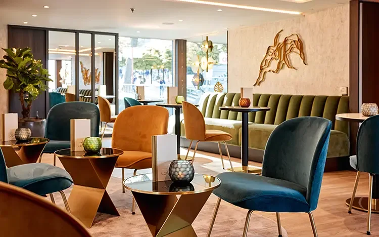 Stylischer Lounge-Bereich mit modernen Sesseln und Tischen auf einem Flusskreuzfahrtschiff