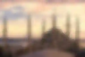 Historische Blaue Moschee in Istanbul mit Minaretten und Vögeln am Abendhimmel