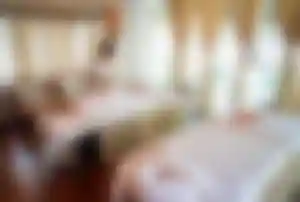 Moderner Spa- und Massageraum in einem Resort auf den Malediven