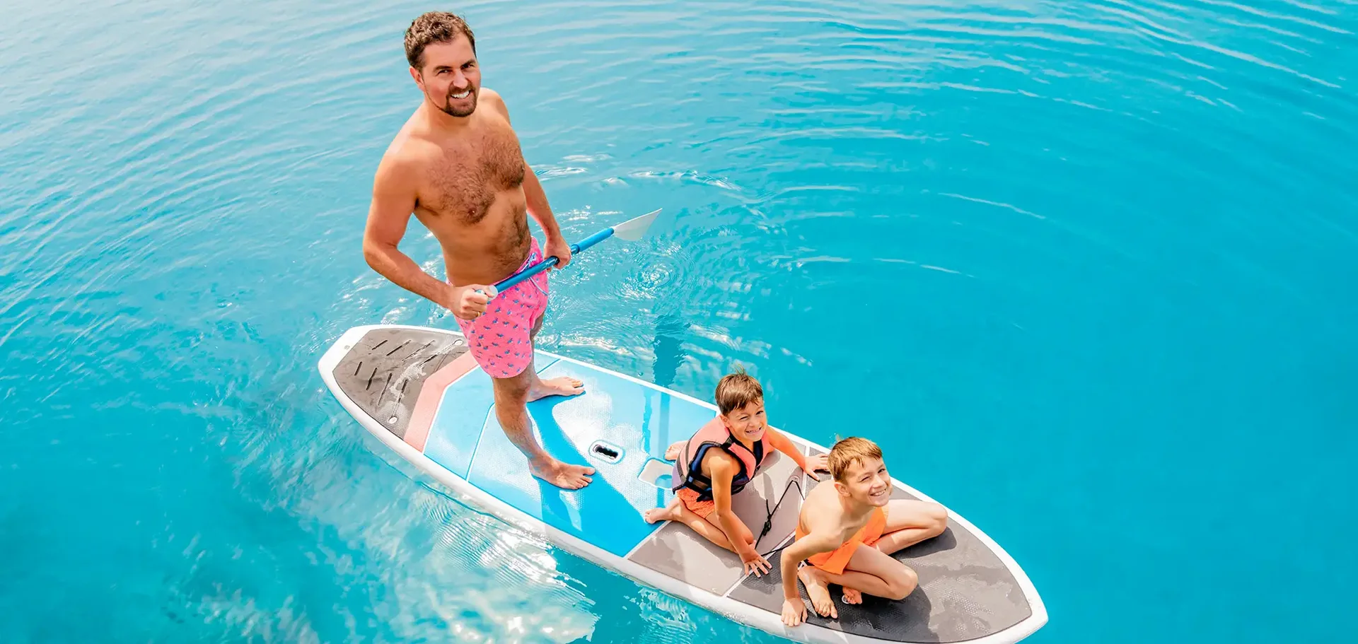 SUP-Erlebnis für Familien im All Inclusive Urlaub Familienurlaub All Inclusive auf dem Meer beim Stand-Up-Paddling