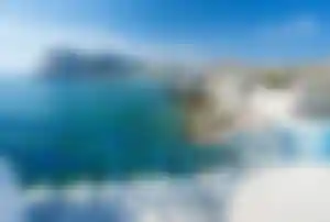 Blaue Treppe an der Küste mit Blick auf das kristallklare Meer, Felsen und die Berglandschaft von Kolymbia auf Rhodos