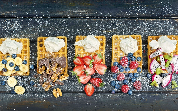 Belgische Waffeln mit diversen Toppings aus Vogelperspektive