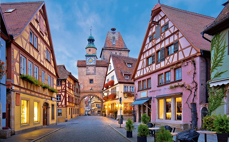 Rothenburg ob der Tauber in abendlicher Dämmerung