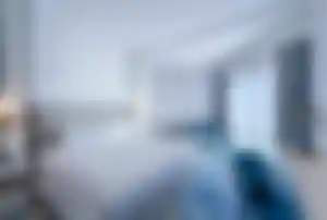Modernes Superior King Zimmer im Sofitel Dubai Jumeirah Beach mit großem Doppelbett, Sitzecke und Balkon