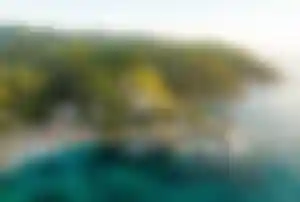 Küstenlandschaft an der Costa Brava mit türkisblauer Bucht, felsiger Küste und mediterraner Vegetation