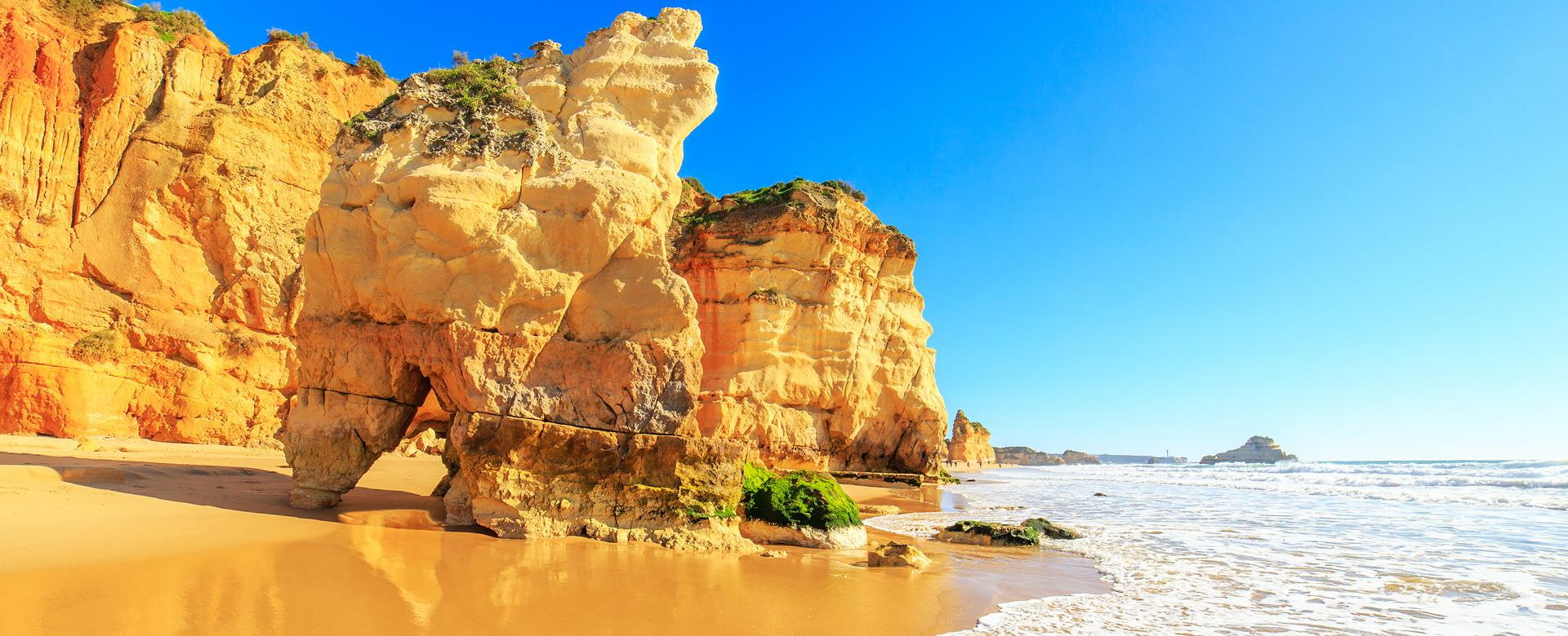 Sandstrand mit Felsen in Portugal