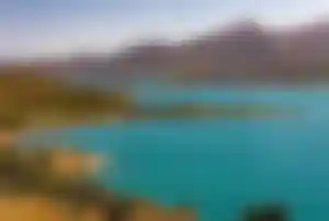Küstenlandschaft bei Elounda auf Kreta mit türkisblauer Bucht, felsigen Hügeln und Blick auf das Mittelmeer