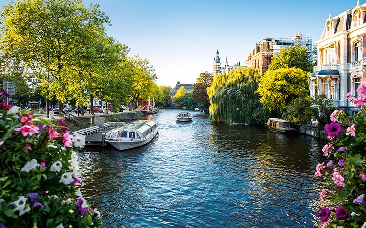 Amsterdam an einem frühlingshaften Morgen