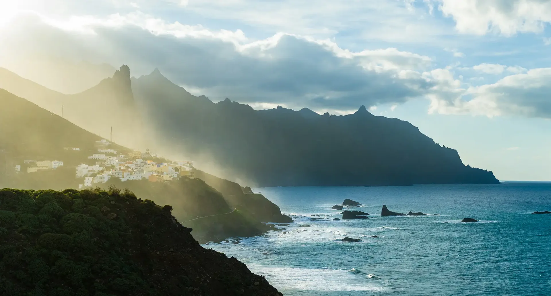 Dramatische Küste und Bergsilhouette auf Teneriffa Küstenlandschaft auf Teneriffa mit steilen Felsen und Atlantikwellen