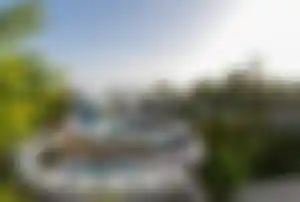 Calido Sol Hotel Poollandschaft – Hotels türkische Riviera Poolbereich im Calido Sol Hotel mit Liegen, Sonnenschirmen und Wasserrutschen an der türkischen Riviera