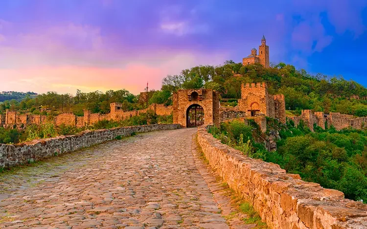 Mittelalterliche Zarewez‑Festung in Veliko Tarnovo bei farbigem Sonnenuntergang