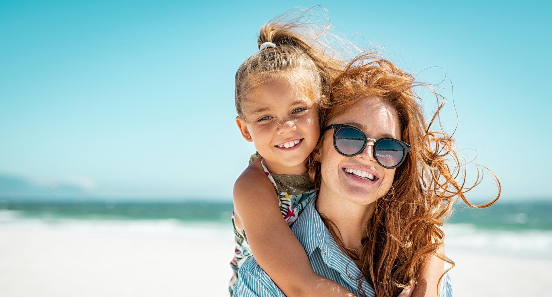 Mutter mit Kind am Strand