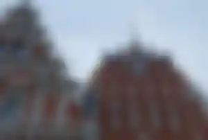 Fassadendetails des Schwarzhäupterhauses in Riga Detailaufnahme der kunstvollen Fassade des Schwarzhäupterhauses und angrenzender historischer Gebäude in Riga