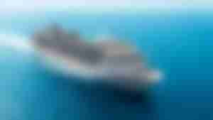 Kreuzfahrtschiff MSC Fantasia fährt bei strahlendem Wetter durch das tiefblaue Meer