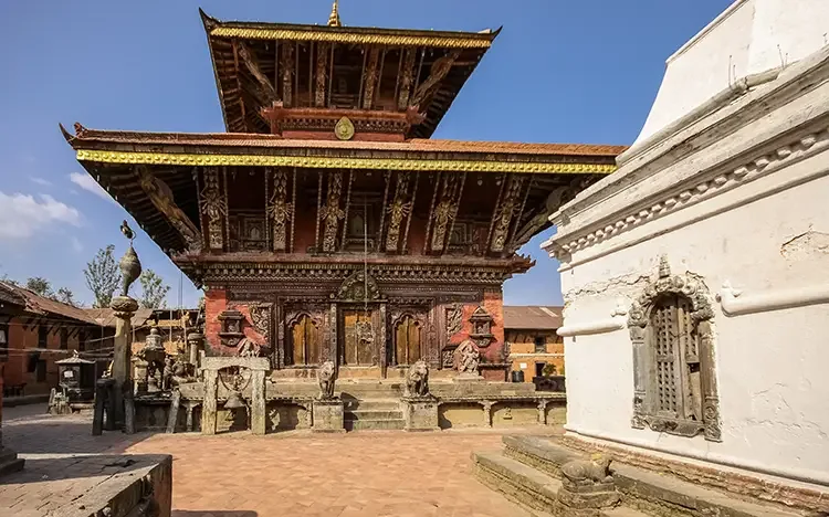 Detailreicher Holztempel Changu Narayan in Kathmandu mit kunstvollen Schnitzereien.
