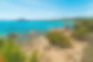 Türkisblaues Meer und felsige Küste auf Sardinien für einen Italien Urlaub am Mittelmeer