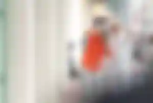 Zwei ältere Reisende fotografieren und erkunden gemeinsam eine belebte Altstadt während einer Städtereise