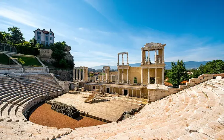 Antikes römisches Amphitheater in Plovdiv bei blauem Himmel