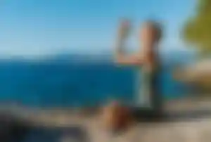 Person praktiziert Yoga auf einer felsigen Küste mit Blick aufs Meer