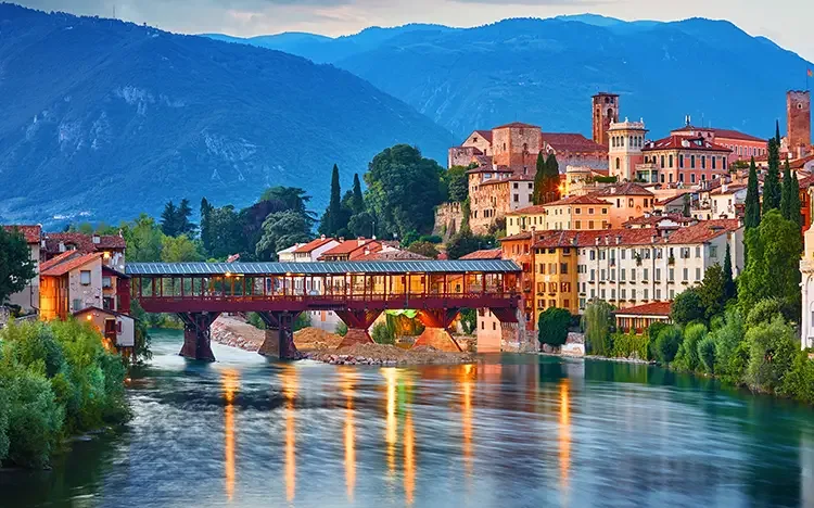 Stimmungsvolle Ansicht von Bassano del Grappa mit der überdachten Holzbrücke Ponte degli Alpini über dem Fluss Brenta.