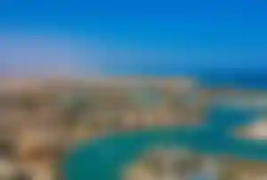 Luftaufnahme von El Gouna in Ägypten mit Lagunen, Marinas und Hotels am Roten Meer