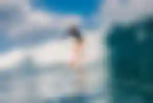 Surferin auf einer Welle vor Bali
