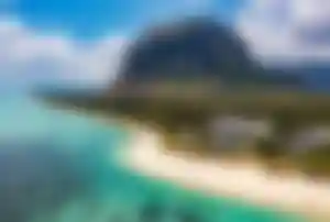 Panoramablick auf den Le Morne Brabant mit weißem Sandstrand und türkisfarbenem Meer auf Mauritius.