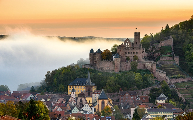 Burg Wertheim: Ruine einer Höhenburg auf einer hohen, schmalen Bergzunge