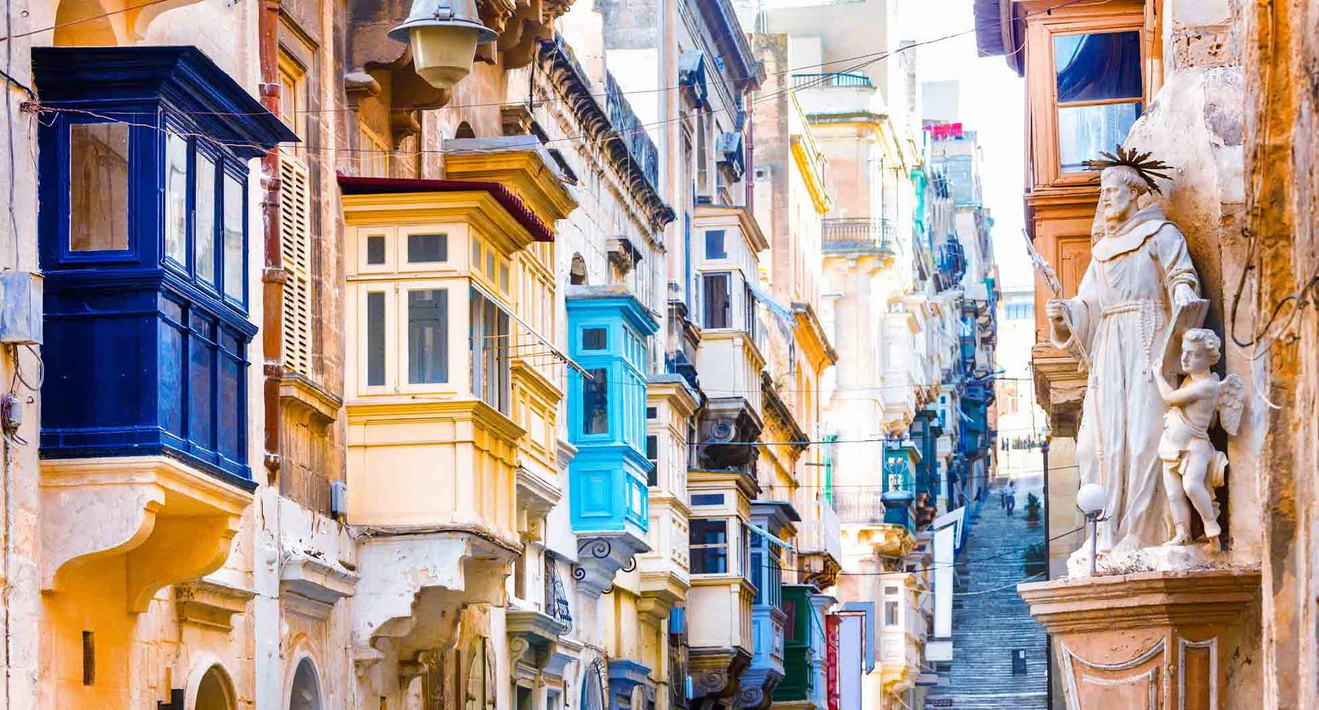 Malta Reise buchen Straße von Valletta, bunte Häuser auf Malta