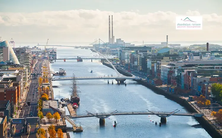Blick über den River Liffey mit modernen Brücken und Stadtzentrum von Dublin
