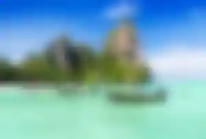Türkises Meer mit Longtailbooten in Thailand
