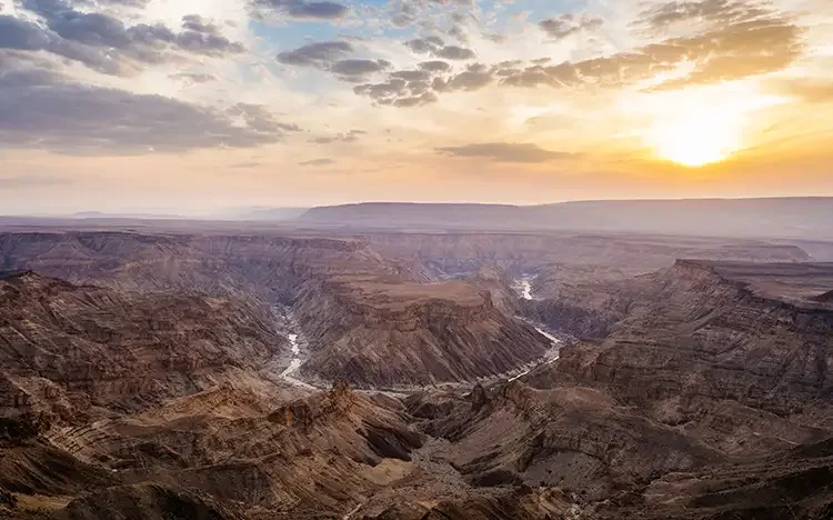Panoramablick auf den Fish River Canyon in Namibia bei Sonnenuntergang mit dramatischer Schlucht.