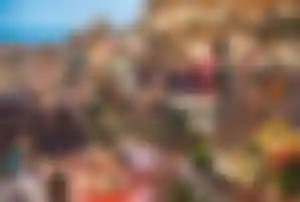 Popeye Village auf Malta mit bunten Häusern am Meer – mildes Reiseziel für Winterurlaub in Europa