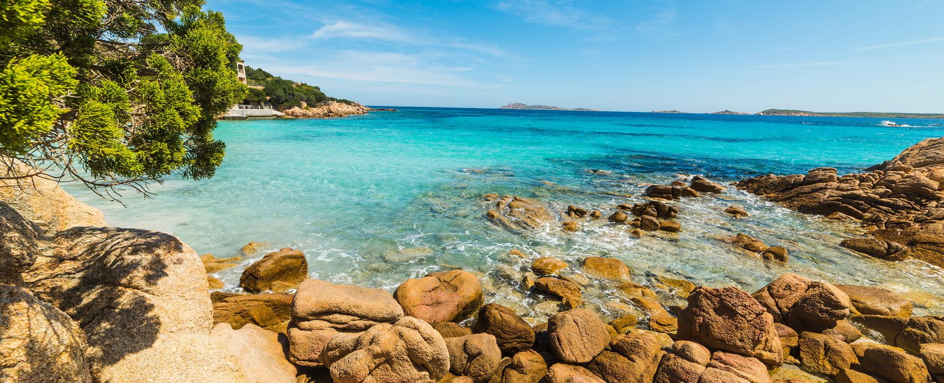 Gelbe Felsen am Strand von Capriccioli, Sardinien