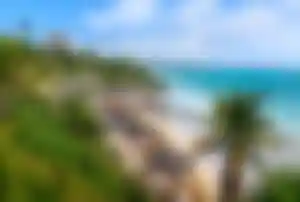 Tulum Ruinen über dem Sandstrand an der Riviera Maya
