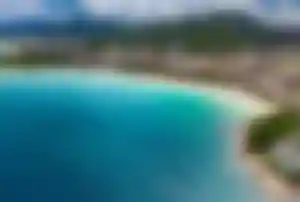 Luftaufnahme der Küste von Kata Beach mit türkisfarbenem Meer auf Phuket
