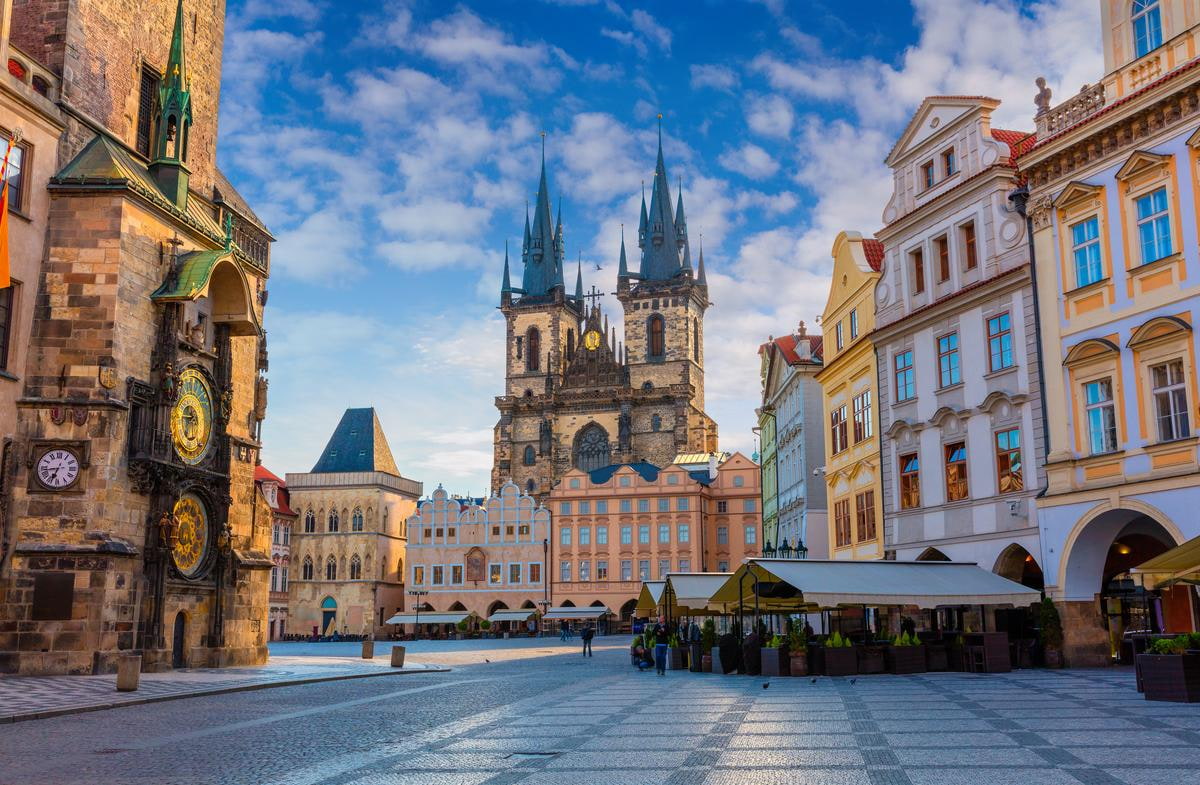 Prag Altstadtplatz mit der Tyn Kirche