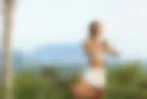 Yoga-Pose im tropischen Dschungel mit Bergen im Hintergrund