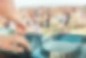 DJ legt bei einer Strandparty bei Zrce Beach während eines Partyurlaubs vor einer großen Menschenmenge auf