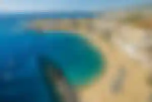 Blick auf den hellen Sandstrand und die Badebucht von Los Cristianos auf Teneriffa