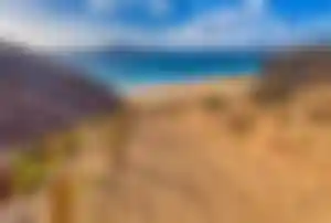 Strand von Papagayo auf Lanzarote mit türkisblauem Meer – warmes Winterreiseziel auf den Kanarischen Inseln