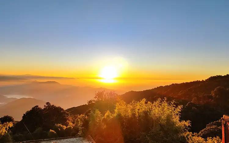 Spektakulärer Sonnenaufgang vom Tigerhügel in Darjeeling mit Blick auf die Berge und goldene Lichtstimmung