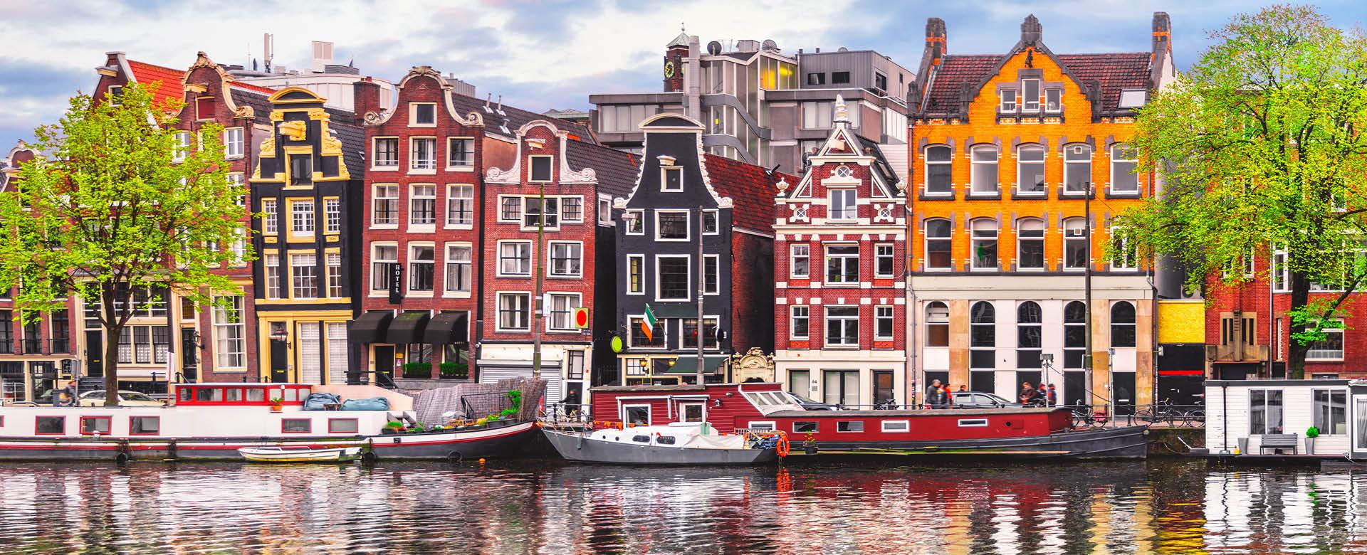 Typische Grachtenhäuser in Amsterdam bei einem Kurztrip entlang der Kanäle 