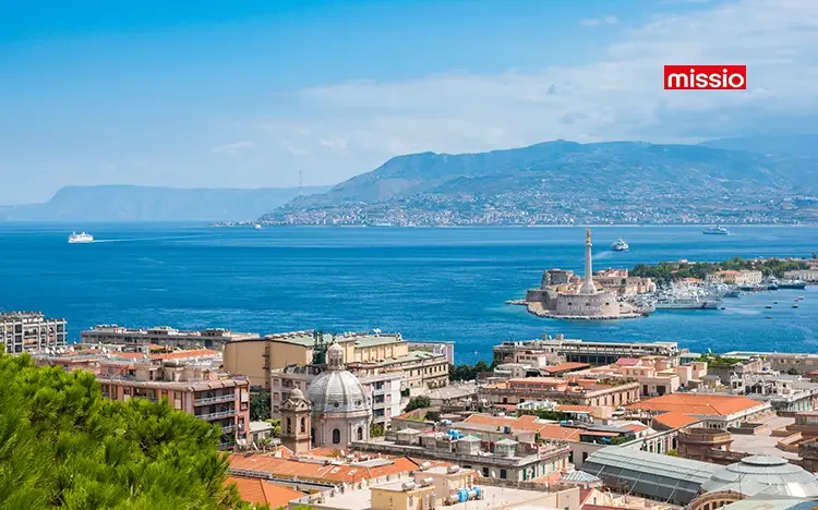 Panoramablick auf die Stadt Messina mit Hafen, der Meerenge von Messina und den umliegenden Bergen