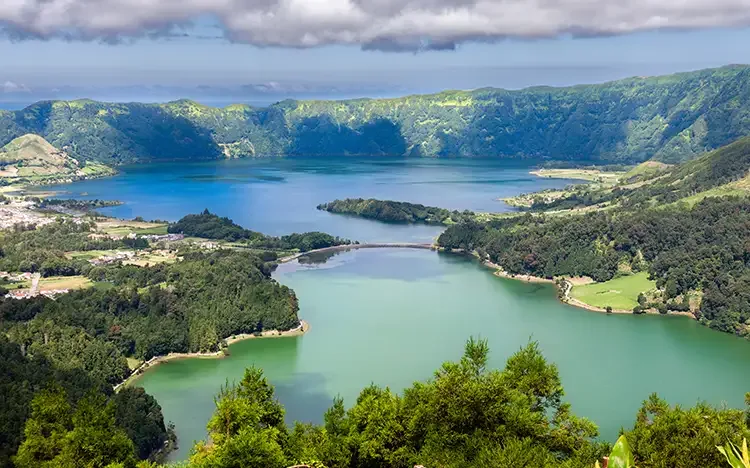 Blick auf die Kraterseen Lagoa Azul und Lagoa Verde in der Caldera von Sete Cidades auf São Miguel.